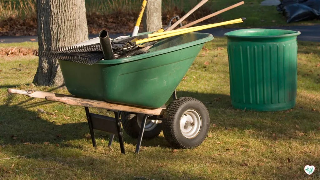 Carriola con attrezzi per la Manutenzione del Giardino in Ogni Stagione durante la pulizia di primavera
