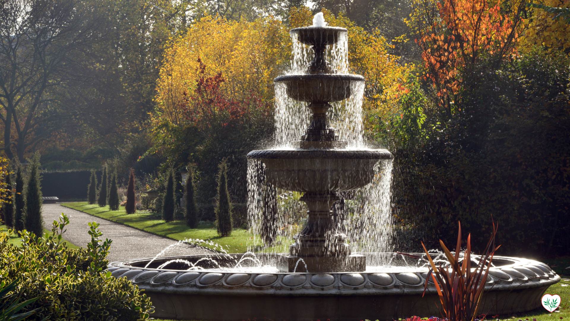 Fontana come caratteristica dell'acqua in un giardino colorato d'autunno