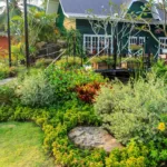 Giardino vibrante dimostrativo di Manutenzione del Giardino in Ogni Stagione